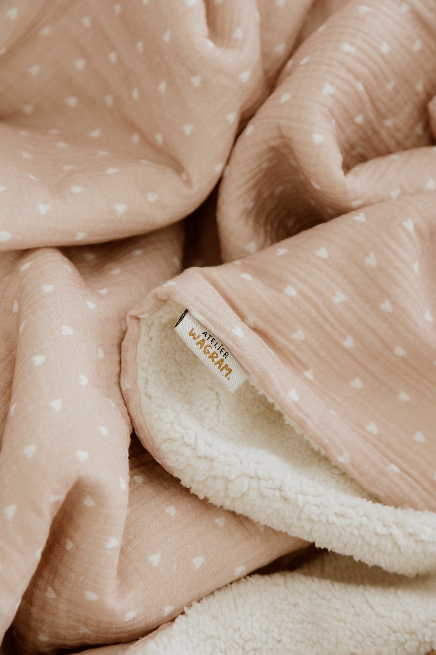 Couverture Pilou - Beige petits coeurs