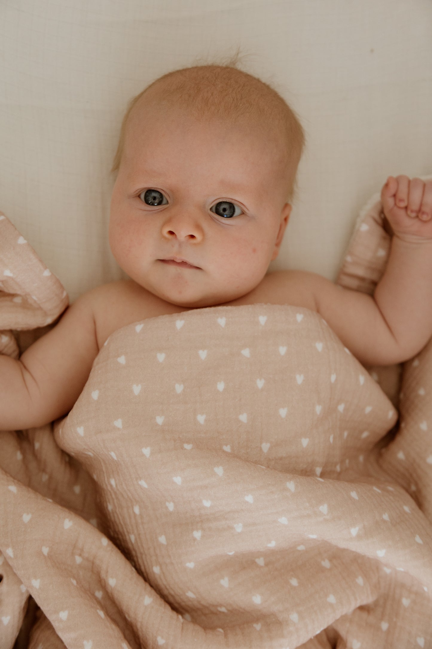 Couverture Pilou - Beige petits coeurs