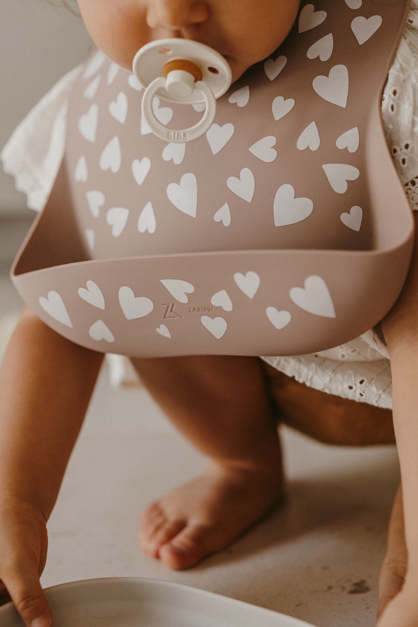 Bavoir en siicone - Fall in love Taupe