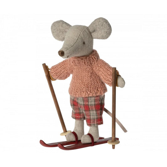 Souris grande soeur hiver avec ses skis